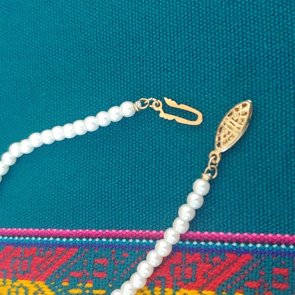 Vintage Petite Faux Pearl Women's Bracelet, 7.5 inches, White/Gold-tone - Picture 4 of 10